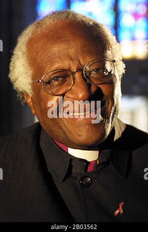 Desmond Mpilo Tutu, né le 7 octobre 1931, est un militant sud-africain des droits sociaux et évêque anglican à la retraite qui a pris la renommée mondiale durant les années 1980 en tant qu'adversaire de l'apartheid. Il a été le premier archevêque noir du Cap et évêque de l'Église de la province d'Afrique australe (maintenant l'Église anglicane d'Afrique australe). Depuis la disparition de l'apartheid, Tutu est actif dans la défense des droits de l'homme et utilise son profil élevé pour faire campagne pour les opprimés. Il a fait campagne pour lutter contre le VIH/sida, la tuberculose, la pauvreté, le racisme, le sexisme, l'homophobie et la transphobie. Il a reçu le Banque D'Images