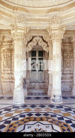 Le site sacré de Shatrunjaya de Jain contient des centaines de temples de Palitana construits principalement entre le 11ème siècle et le 16ème siècle ce. Les collines de Shatrunjaya ont été sanctifiées lorsque Rishabha, le premier tirgravara (Dieu omniscient enseignant) de Jainisme, a donné son premier sermon dans le temple sur le sommet de la colline. L'histoire ancienne des collines est également retracée à Pundarika Swami, un chef Ganadhara et petit-fils de Rishabha, qui a atteint le salut ici. Son sanctuaire situé en face du principal temple d'Adinath, construit par son fils Bharata, est également adoré par les pèlerins. Banque D'Images