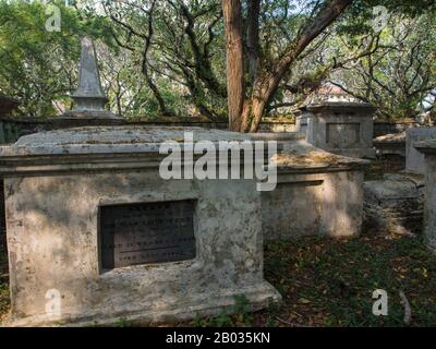 Établi en 1786, le vieux cimetière Pretétant (également connu sous le nom de Northam Road Cemetery) est un cimetière chrétien désutilisé dans George Town, Penang, Malaisie. Le cimetière présente un intérêt historique important : il est plus vieux que de nombreux lieux de sépulture mieux connus tels que le Père Lachaise à Paris, le Powązki à Varsovie, le Zentralfriedhof à Vienne et le cimetière Highgate à Londres. Il est également âgé de 35 ans que le vieux cimetière protestant de Macao. En 2012, des travaux de conservation ont été entrepris pour protéger et préserver le site, bien que la restauration ait été un sujet de préoccupation. Banque D'Images