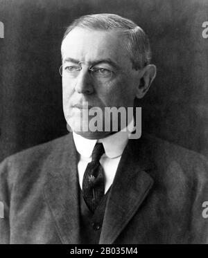 Thomas Woodrow Wilson (28 décembre 1856 – 3 février 1924), mieux connu sous le nom de Woodrow Wilson, était un homme politique et universitaire américain qui a été le 28 président des États-Unis de 1913 à 1921. Wilson a réintroduit l'État parlé de l'Union, qui n'était plus utilisé depuis 1801. À la tête du Congrès, maintenant entre les mains des démocrates, il a supervisé le passage de politiques législatives progressistes sans précédent jusqu'Au New Deal en 1933. Un presbytérien dévoué, Wilson a imprégné son sens profond du moralisme dans son internationalisme, maintenant appelé 'Wilsonian', une posi litigieuse Banque D'Images