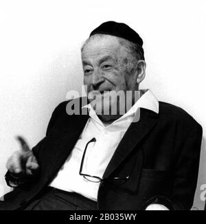 Shmuel Yosef Agnon (17 juillet 1888 – 17 février 1970) était un écrivain lauréat du prix Nobel et était l'une des figures centrales de la fiction hébraïque moderne. En hébreu, il est connu par l'acronyme Shai Agnon. En anglais, ses œuvres sont publiées sous le nom S. Y. Agnon. Agnon est né en Galice polonaise, puis fait partie de l'Empire austro-hongrois, et a ensuite immigré en Palestine obligatoire, et est mort à Jérusalem. Ses travaux traitent du conflit entre la vie juive traditionnelle et la langue et le monde moderne. Ils tentent également de reprendre les traditions de décoloration du shtetl européen (village). Banque D'Images