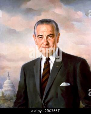 Lyndon Baines Johnson (27 août 1908 – 22 janvier 1973), souvent appelée LBJ, était le 36ème président des États-Unis (1963–1969) après son service de 37ème vice-président des États-Unis (1961–1963). Il est l'un des quatre seuls qui ont servi dans les quatre bureaux fédéraux élus des États-Unis : représentant, sénateur, vice-président et président. Johnson, démocrate, a été représentant des États-Unis du Texas de 1937 à 1949 et sénateur des États-Unis de 1949 à 1961, dont six ans de leader À La Majorité du Sénat des États-Unis, deux en tant que Leade minoritaire du Sénat Banque D'Images