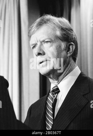 James Earl 'Jimmy' carter Jr. (Né le 1er octobre 1924) est un homme politique américain qui a été le 39ème président des États-Unis de 1977 à 1981. En 2002, il a reçu le prix Nobel de la paix pour son travail au Centre carter. Carter, un démocrate élevé en Géorgie rurale, était un éleveur d'arachides qui a servi deux mandats comme sénateur de l'État de Géorgie, de 1963 à 1967, et un comme gouverneur de la Géorgie, de 1971 à 1975. Il a été élu président en 1976, battant le président sortant Gerald Ford lors d'une élection relativement proche; la marge de 57 votes du Collège électoral était la plus proche de ce tim Banque D'Images