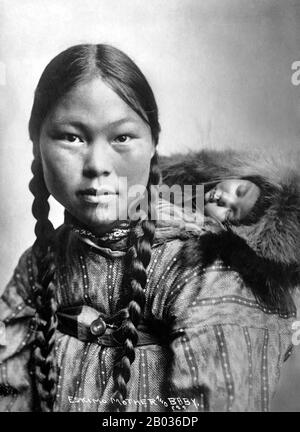 Les Inuits sont les peuples autochtones les plus répandus sur terre. En tant que très grand groupe autochtone habitant les régions arctiques de l'Alaska, du Canada, du Groenland et de la Russie, les Inuits présentent de nombreuses variations dans les pratiques culturelles et les coutumes. Dans les collectivités inuites, les femmes jouent un rôle crucial dans la survie du groupe. Les responsabilités auxquelles sont confrontées les femmes inuites étaient considérées comme tout aussi importantes que celles auxquelles sont confrontés les hommes. En raison de cela, les femmes ont reçu le respect nécessaire, mais elles ne reçoivent pas une part égale d'influence ou de pouvoir. Banque D'Images