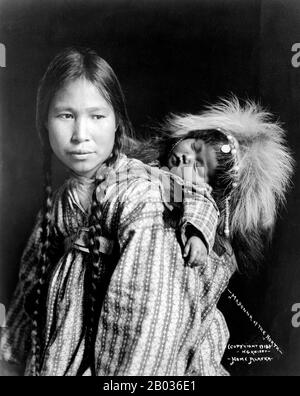 Les Inuits sont les peuples autochtones les plus répandus sur terre. En tant que très grand groupe autochtone habitant les régions arctiques de l'Alaska, du Canada, du Groenland et de la Russie, les Inuits présentent de nombreuses variations dans les pratiques culturelles et les coutumes. Dans les collectivités inuites, les femmes jouent un rôle crucial dans la survie du groupe. Les responsabilités auxquelles sont confrontées les femmes inuites étaient considérées comme tout aussi importantes que celles auxquelles sont confrontés les hommes. En raison de cela, les femmes ont reçu le respect nécessaire, mais elles ne reçoivent pas une part égale d'influence ou de pouvoir. Banque D'Images