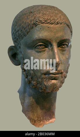 Severus Alexander (208-235 ce) était cousin de l'empereur Elagabalus et de son héritier apparent. Lorsque Elagabalus a été assassiné en 222 ce, l'homme de quatorze ans est devenu empereur, sous l'égide de sa grand-mère Julia Maesa, qui avait organisé l'adhésion d'Alexandre comme elle l'avait fait avec Elagabalus avant lui. Alexandre a rapidement fait beaucoup pour corriger les problèmes domestiques qu'Elagabalus avait causés, nettoyer l'image du trône impérial et améliorer la morale et la dignité de l'État. Son règne était considéré comme prospère, mais militairement, l'Empire était confronté à la menace croissante des S Banque D'Images