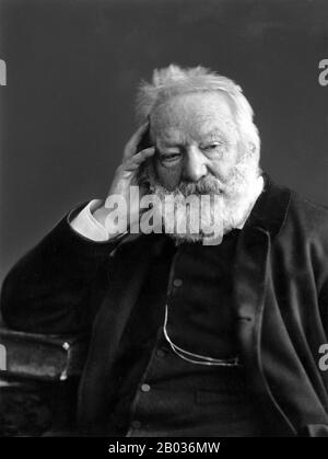 Victor Marie Hugo 26 février 1802 – 22 mai 1885) était poète, romancier et dramatiste français du mouvement romantique. Il est considéré comme l'un des auteurs français les plus grands et les plus connus. En France, la renommée littéraire d'Hugo vient d'abord de sa poésie mais repose également sur ses romans et ses réalisations dramatiques. Parmi de nombreux volumes de poésie, les Contemplations et la Légende des siècles sont particulièrement élevés en estime critique. En dehors de la France, ses œuvres les plus connues sont les romans les Misérables, 1862, et notre-Dame de Paris, 1831 (connu en anglais sous le nom de Hunchback de notre-Dame). Il Banque D'Images