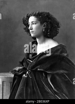 Sarah Bernhardt (23 octobre 1844 – 26 mars 1923) était une actrice française de théâtre et de cinéma. Elle a été appelée "l'actrice la plus célèbre que le monde ait jamais connue", et elle est considérée comme l'un des meilleurs acteurs de tous les temps. Bernhardt a fait sa renommée sur les étapes de la France dans les années 1870, au début de la période Belle Epoque, et a été bientôt en demande en Europe et dans les Amériques. Elle s'est forgé une réputation d'actrice dramatique sublime et de pubienne, gagnant le surnom de 'la Divine Sarah'. Dans sa carrière ultérieure, elle a joué dans certains des premiers films jamais produits. Banque D'Images