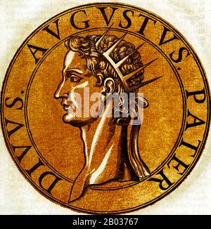 Né Gaius Octavius, son grand-oncle maternel Julius César a été assassiné en 44 BCE, et Octavius, qui s'appelle maintenant Octavian, a été nommé dans la volonté de César comme son fils et héritier adoptés. Il, Mark Antony et Marcus Lepidus forment le deuxième Triumvirate pour vaincre les assassins de César. Après leur victoire à Philippi, le Triumvirate a divisé la République romaine entre eux et a dirigé en tant que dictateurs militaires. Des ambitions concurrentes ont fini par déchirer le Triumvirate et ont englouti la République dans une nouvelle guerre civile. Le lépidus a été conduit en exil et dépouillé de sa position, tandis qu'Antony Banque D'Images
