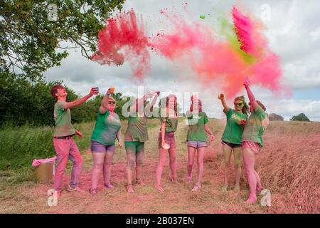 Course de colur tenue dans le Shropshire de l'Oswestry dans l'aide de Macmillan Cancer charité. Banque D'Images