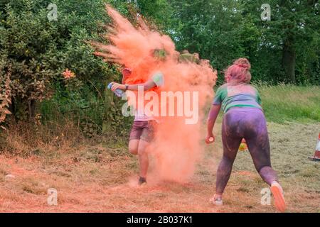 Course de colur tenue dans le Shropshire de l'Oswestry dans l'aide de Macmillan Cancer charité. Banque D'Images