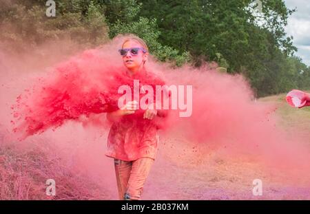 Course de colur tenue dans le Shropshire de l'Oswestry dans l'aide de Macmillan Cancer charité. Banque D'Images