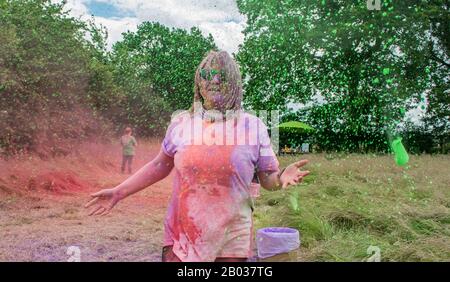 Course de colur tenue dans le Shropshire de l'Oswestry dans l'aide de Macmillan Cancer charité. Banque D'Images