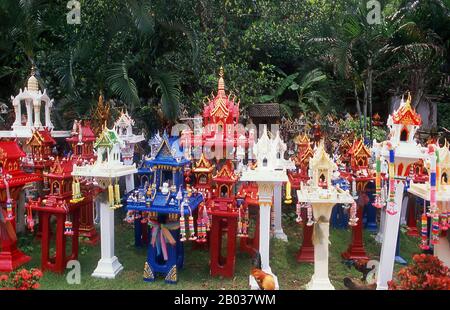 Thaïlande : maisons d'esprit bordent la route à la frontière entre les provinces de Chiang Mai et Lampang, mis en place ici pour protéger les automobilistes sur un tronçon dangereux de route.beaucoup de thaïlandais croient que chaque maison devrait avoir sa propre maison d'esprit fournissant le bien-être de l'esprit de la localité. Ceux-ci peuvent être n'importe où dans le jardin (même, dans les grandes villes, sur le toit), avec la condition importante que l'ombre de l'habitation humaine ne devrait jamais tomber sur la maison de l'esprit, la maison du propriétaire original et véritable de la terre - le chao thii. Banque D'Images