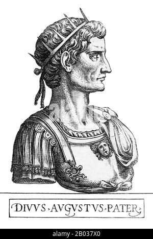 Né Gaius Octavius, son grand-oncle maternel Julius César a été assassiné en 44 BCE, et Octavius, qui s'appelle maintenant Octavian, a été nommé dans la volonté de César comme son fils et héritier adoptés. Il, Mark Antony et Marcus Lepidus forment le deuxième Triumvirate pour vaincre les assassins de César. Après leur victoire à Philippi, le Triumvirate a divisé la République romaine entre eux et a dirigé en tant que dictateurs militaires. Des ambitions concurrentes ont fini par déchirer le Triumvirate et ont englouti la République dans une nouvelle guerre civile. Le lépidus a été conduit en exil et dépouillé de sa position, tandis qu'Antony Banque D'Images