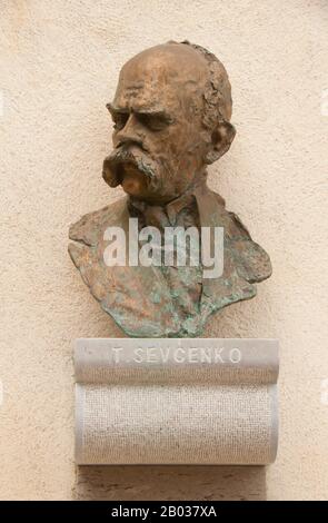 Taras Hryhorovych Shevchenko (9 mars 1814 – 10 mars 1861) était poète, écrivain, artiste, personnage public et politique ukrainien, ainsi que folkloriste et ethnographe. Son patrimoine littéraire est considéré comme le fondement de la littérature ukrainienne moderne et, dans une large mesure, de la langue ukrainienne moderne. Shevchenko est également connu pour de nombreux chefs-d'œuvre comme peintre et illustrateur. Il a été membre de La Fraternité Sts Cyril et Methodius et académicien de l'Académie impériale des Arts En 1847, Shevchenko a été reconnu politiquement coupable d'avoir écrit en langue ukrainienne, faisant la promotion de la Banque D'Images