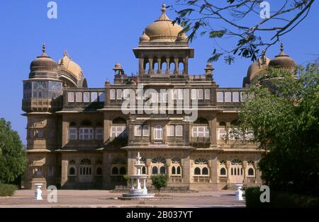 Le palais Vijaya Vilas est le palais d'été unique de la Jadeja Rapas de Kutch. Le palais a été construit pendant le règne de Maharao Shri Khengarji III, le Maharao de Kutch, comme un lieu de villégiature d'été pour l'utilisation de son fils et héritier du royaume, le Yuvraj Shri Vijayaraji. La construction du palais a commencé en 1920 et s'est terminée en 1929. Kutch (souvent épelé Kachch) est la partie nord-ouest de l'état indien du Gujarat, divisée de la partie principale de l'état par la mer d'Arabie et une partie de marais salants. Au nord se trouve la province pakistanaise de Sind. Le nom Kutch est dit être deri Banque D'Images