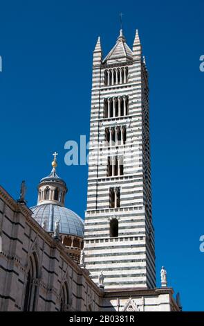 La cathédrale Saint Marie de l'Assomption a été conçue et achevée entre 1215 et 1263 sur le site d'une structure antérieure. Il a la forme d'une croix latine avec un transept légèrement projetant, un dôme et un clocher. Le dôme s'élève d'une base hexagonale avec des colonnes de support. La lanterne au sommet du dôme a été ajoutée par Gian Lorenzo Bernini. La nef est séparée des deux allées par des arches semi-circulaires. L'extérieur et l'intérieur sont construits en marbre blanc et noir verdâtre en rayures alternées, avec un supplément de marbre rouge sur la façade. Banque D'Images