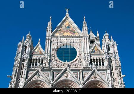 La cathédrale Saint Marie de l'Assomption a été conçue et achevée entre 1215 et 1263 sur le site d'une structure antérieure. Il a la forme d'une croix latine avec un transept légèrement projetant, un dôme et un clocher. Le dôme s'élève d'une base hexagonale avec des colonnes de support. La lanterne au sommet du dôme a été ajoutée par Gian Lorenzo Bernini. La nef est séparée des deux allées par des arches semi-circulaires. L'extérieur et l'intérieur sont construits en marbre blanc et noir verdâtre en rayures alternées, avec un supplément de marbre rouge sur la façade. Banque D'Images