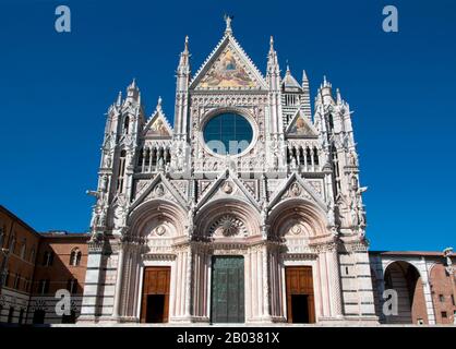 La cathédrale Saint Marie de l'Assomption a été conçue et achevée entre 1215 et 1263 sur le site d'une structure antérieure. Il a la forme d'une croix latine avec un transept légèrement projetant, un dôme et un clocher. Le dôme s'élève d'une base hexagonale avec des colonnes de support. La lanterne au sommet du dôme a été ajoutée par Gian Lorenzo Bernini. La nef est séparée des deux allées par des arches semi-circulaires. L'extérieur et l'intérieur sont construits en marbre blanc et noir verdâtre en rayures alternées, avec un supplément de marbre rouge sur la façade. Banque D'Images