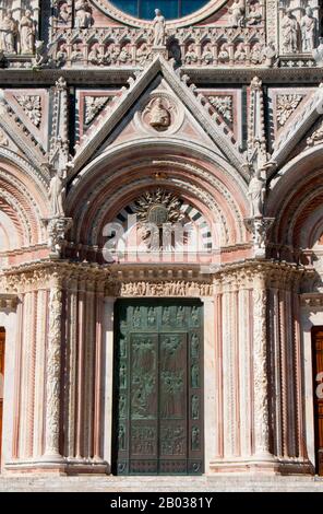 La cathédrale Saint Marie de l'Assomption a été conçue et achevée entre 1215 et 1263 sur le site d'une structure antérieure. Il a la forme d'une croix latine avec un transept légèrement projetant, un dôme et un clocher. Le dôme s'élève d'une base hexagonale avec des colonnes de support. La lanterne au sommet du dôme a été ajoutée par Gian Lorenzo Bernini. La nef est séparée des deux allées par des arches semi-circulaires. L'extérieur et l'intérieur sont construits en marbre blanc et noir verdâtre en rayures alternées, avec un supplément de marbre rouge sur la façade. Banque D'Images