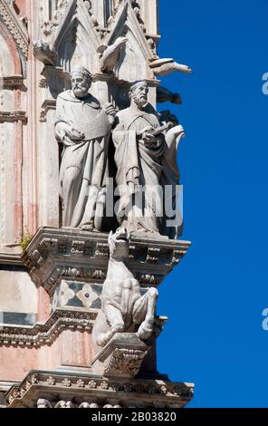 La cathédrale Saint Marie de l'Assomption a été conçue et achevée entre 1215 et 1263 sur le site d'une structure antérieure. Il a la forme d'une croix latine avec un transept légèrement projetant, un dôme et un clocher. Le dôme s'élève d'une base hexagonale avec des colonnes de support. La lanterne au sommet du dôme a été ajoutée par Gian Lorenzo Bernini. La nef est séparée des deux allées par des arches semi-circulaires. L'extérieur et l'intérieur sont construits en marbre blanc et noir verdâtre en rayures alternées, avec un supplément de marbre rouge sur la façade. Banque D'Images