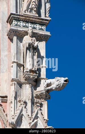 La cathédrale Saint Marie de l'Assomption a été conçue et achevée entre 1215 et 1263 sur le site d'une structure antérieure. Il a la forme d'une croix latine avec un transept légèrement projetant, un dôme et un clocher. Le dôme s'élève d'une base hexagonale avec des colonnes de support. La lanterne au sommet du dôme a été ajoutée par Gian Lorenzo Bernini. La nef est séparée des deux allées par des arches semi-circulaires. L'extérieur et l'intérieur sont construits en marbre blanc et noir verdâtre en rayures alternées, avec un supplément de marbre rouge sur la façade. Banque D'Images