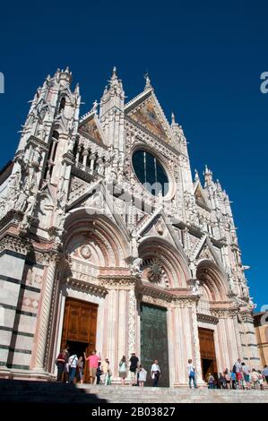 La cathédrale Saint Marie de l'Assomption a été conçue et achevée entre 1215 et 1263 sur le site d'une structure antérieure. Il a la forme d'une croix latine avec un transept légèrement projetant, un dôme et un clocher. Le dôme s'élève d'une base hexagonale avec des colonnes de support. La lanterne au sommet du dôme a été ajoutée par Gian Lorenzo Bernini. La nef est séparée des deux allées par des arches semi-circulaires. L'extérieur et l'intérieur sont construits en marbre blanc et noir verdâtre en rayures alternées, avec un supplément de marbre rouge sur la façade. Banque D'Images