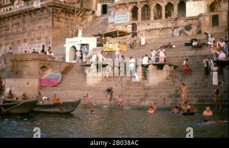 Varanasi, également connu sous le nom de Banaras ou Benares, est une ville située sur les rives du Gange de la rivière dans l'état indien de l'Uttar Pradesh, à 320 kilomètres au sud-est de la capitale de l'État Lucknow. Elle est considérée comme une ville Sainte par les hindous, les bouddhistes et les Jains. C'est l'une des plus anciennes villes habitées en permanence dans le monde et la plus ancienne en Inde. Le Kashi Naresh (Maharaja de Kashi) est le principal patron culturel de Varanasi et une partie essentielle de toutes les célébrations religieuses. La culture de Varanasi est étroitement associée à la rivière Ganges et à l'importance religieuse de la rivière. Le c Banque D'Images