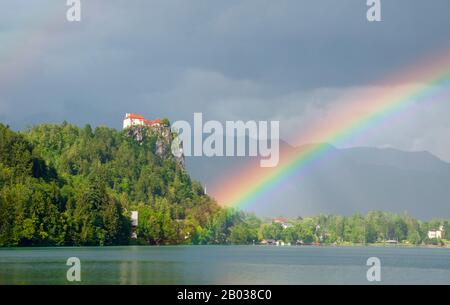 Le lac Bled est un lac situé dans les Alpes juliennes de la région de Upper Carniolan, dans le nord-ouest de la Slovénie, où il rejoint la ville de Bled. Le château de Bled est un château médiéval construit sur un précipice au-dessus de la ville de Bled en Slovénie, surplombant le lac Bled. Selon des sources écrites, c'est le plus vieux château slovène, d'abord mentionné en 1011. Banque D'Images