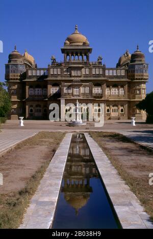 Le palais Vijaya Vilas est le palais d'été unique de la Jadeja Rapas de Kutch. Le palais a été construit pendant le règne de Maharao Shri Khengarji III, le Maharao de Kutch, comme un lieu de villégiature d'été pour l'utilisation de son fils et héritier du royaume, le Yuvraj Shri Vijayaraji. La construction du palais a commencé en 1920 et s'est terminée en 1929. Kutch (souvent épelé Kachch) est la partie nord-ouest de l'état indien du Gujarat, divisée de la partie principale de l'état par la mer d'Arabie et une partie de marais salants. Au nord se trouve la province pakistanaise de Sind. Le nom Kutch est dit être deri Banque D'Images