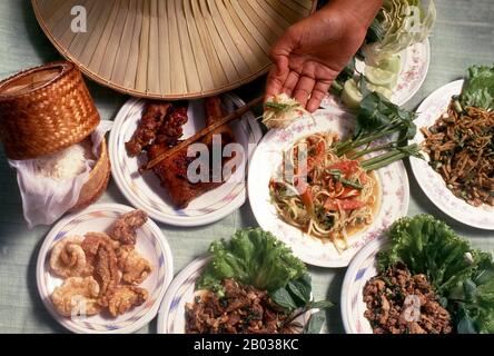 La cuisine thaïlandaise et lao du nord-est est généralement de la variété paysanne simple, épicée et appréciée par les habitants de cette région relativement pauvre. Les plats les plus célèbres incluent une salade de somates – papaye avec sauce aux poissons, ail, piments, arachides et crabe de champ puu na ajouté au goût. Il est souvent mangé avec kai yang – poulet grillé, dont le meilleur est dit venir de Sisaket, près de la frontière lao. Peut-être que le plus classique des plats d'Isaan est larb – viande hachée épicée généralement servie avec une salade et une assiette de légumes crus. Contrairement à Bangkok et au Sud, khao niaw, ou riz "ticky Banque D'Images