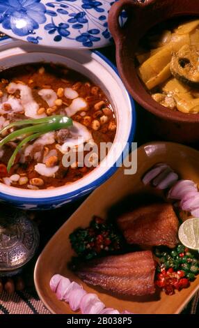 Kaeng Matsman est un curry de style thaïlandais du sud. Il se compose de morceaux de boeuf ou de poulet, combinés avec des pommes de terre et des oignons et des arachides dans une sauce au curry légèrement épicée aromatisée au lait de coco. Banque D'Images