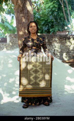 Kunaa tissage est une occupation exclusivement féminine. Les femmes de Gadu traversent régulièrement vers l'île voisine de Gan où elles récoltent une herbe particulièrement résiliente connue sous le nom de hau. Il est ensuite coloré avec une variété de colorants naturels avant d'être tissé dans des conceptions traditionnelles sur un métier simple. Les conceptions sont traditionnelles, remises de la mère à la fille de génération en génération. Au milieu du XVIIe siècle si prisé si Gadu kunaa était devenu dans la région voisine de l'océan Indien qu'ils ont été envoyés dans le cadre de l'hommage annuel du sultan maldivien au Royaume de Sri Lanka. Banque D'Images