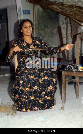 Kunaa tissage est une occupation exclusivement féminine. Les femmes de Gadu traversent régulièrement vers l'île voisine de Gan où elles récoltent une herbe particulièrement résiliente connue sous le nom de hau. Il est ensuite coloré avec une variété de colorants naturels avant d'être tissé dans des conceptions traditionnelles sur un métier simple. Les conceptions sont traditionnelles, remises de la mère à la fille de génération en génération. Au milieu du XVIIe siècle si prisé si Gadu kunaa était devenu dans la région voisine de l'océan Indien qu'ils ont été envoyés dans le cadre de l'hommage annuel du sultan maldivien au Royaume de Sri Lanka. Banque D'Images