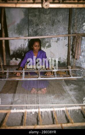 Kunaa tissage est une occupation exclusivement féminine. Les femmes de Gadu traversent régulièrement vers l'île voisine de Gan où elles récoltent une herbe particulièrement résiliente connue sous le nom de hau. Il est ensuite coloré avec une variété de colorants naturels avant d'être tissé dans des conceptions traditionnelles sur un métier simple. Les conceptions sont traditionnelles, remises de la mère à la fille de génération en génération. Au milieu du XVIIe siècle si prisé si Gadu kunaa était devenu dans la région voisine de l'océan Indien qu'ils ont été envoyés dans le cadre de l'hommage annuel du sultan maldivien au Royaume de Sri Lanka. Banque D'Images