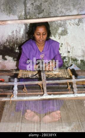 Kunaa tissage est une occupation exclusivement féminine. Les femmes de Gadu traversent régulièrement vers l'île voisine de Gan où elles récoltent une herbe particulièrement résiliente connue sous le nom de hau. Il est ensuite coloré avec une variété de colorants naturels avant d'être tissé dans des conceptions traditionnelles sur un métier simple. Les conceptions sont traditionnelles, remises de la mère à la fille de génération en génération. Au milieu du XVIIe siècle si prisé si Gadu kunaa était devenu dans la région voisine de l'océan Indien qu'ils ont été envoyés dans le cadre de l'hommage annuel du sultan maldivien au Royaume de Sri Lanka. Banque D'Images