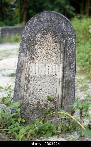 Aux Maldives, en tant que pays musulman, les gens sont enterrés. Les pierres tombales avec un seul point sur le dessus sont celles des hommes, tandis que celles avec un sommet arrondi sont celles des femmes. La plus petite et la moins connue de l'Asie, la République des Maldives, est dispersée du nord au sud à travers un balayage de 750 kilomètres de l'océan Indien à 500 kilomètres au sud-ouest du Sri Lanka. Plus de 1000 îles, ainsi que d'innombrables banques et récifs, sont regroupées dans une chaîne de dix-neuf atolls qui s'étend d'un point à l'ouest de Colombo au sud de l'équateur. Les atolls, formés de grands anneaux de corail basés sur Banque D'Images