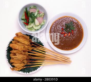 Le satay est un plat de viande assaisonnée, brossée et grillée, servi avec une sauce. C'est un plat de l'Asie du Sud-est, en particulier de l'Indonésie, de la Malaisie et de la Thaïlande. Le satay peut être composé de poulet coupé en dés ou en tranches, de chèvre, de mouton, de boeuf, de porc, de poisson, d'autres viandes ou de tofu. Satay est originaire de l'île indonésienne de Java. Il est disponible presque n'importe où en Indonésie, où il est devenu un plat national. Banque D'Images