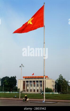 L'ancien bâtiment de l'Assemblée nationale, également connu sous le nom de salle Ba Đình, était un grand bâtiment public, situé sur la place Ba Đình en face du palais présidentiel et du mausolée Ho Chi Minh, à Hanoi. Le bâtiment a été utilisé par l'Assemblée nationale du Vietnam pour ses sessions et d'autres fonctions officielles. La salle a été démolie en 2008 pour faire place à une nouvelle maison du parlement. Banque D'Images