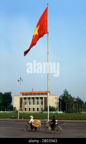 L'ancien bâtiment de l'Assemblée nationale, également connu sous le nom de salle Ba Đình, était un grand bâtiment public, situé sur la place Ba Đình en face du palais présidentiel et du mausolée Ho Chi Minh, à Hanoi. Le bâtiment a été utilisé par l'Assemblée nationale du Vietnam pour ses sessions et d'autres fonctions officielles. La salle a été démolie en 2008 pour faire place à une nouvelle maison du parlement. Banque D'Images