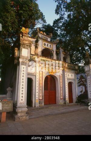 Le temple de Quán Thánh (vietnamien: Đền Quán Thánh) a été créé sous le règne de l'empereur Lý Thái Tổ (régna 1010–1028) et a été dédié à Tran vu, Déité du Nord dans le taoïsme, dont les symboles du pouvoir sont le serpent et la tortue. Il était autrefois connu sous le nom de Temple de vu de Tran et est un temple taoïste à Hanoi. Le temple était dédié à Xuan Wu, ou Trấn Vũ en vietnamien, l'une des principales divinités du Taoïsme. Banque D'Images