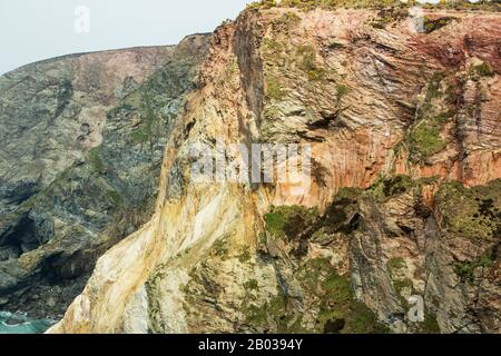 Vies de falaises tachées de minéraux et de cuivre à Cligga Head près de Perranporth et St Agnes, Cornwall, Angleterre Banque D'Images