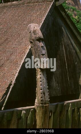 Vietnam : sculpture en bois, tombeau de Jarai, Musée d'ethnologie du Vietnam, Hanoï. Les Jarai ou Jarais sont un groupe ethnique qui se trouve dans les hautes terres centrales du Vietnam (principalement dans les provinces de Gia Lai et Kon Tum), ainsi que dans la province de Ratanakiri, dans le nord-est du Cambodge. Les tombeaux traditionnels de Jarai sont de petites huttes dans lesquelles les possessions du défunt sont placées. Autour de la tombe, des piliers en bois sont surmontés de sculptures brutes, dont certaines représentent des gardiens spirituels. Banque D'Images