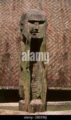 Vietnam : un homme est assis dans la contemplation, sculpture en bois, tombe de Jarai, Musée d'ethnologie du Vietnam, Hanoï. Les Jarai ou Jarais sont un groupe ethnique qui se trouve dans les hautes terres centrales du Vietnam (principalement dans les provinces de Gia Lai et Kon Tum), ainsi que dans la province de Ratanakiri, dans le nord-est du Cambodge. Les tombeaux traditionnels de Jarai sont de petites huttes dans lesquelles les possessions du défunt sont placées. Autour de la tombe, des piliers en bois sont surmontés de sculptures brutes, dont certaines représentent des gardiens spirituels. Banque D'Images