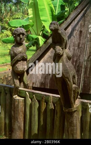 Vietnam : une femme enceinte et des statues animales, sculpture en bois, tombe de Jarai, Musée d'ethnologie du Vietnam, Hanoï. Les Jarai ou Jarais sont un groupe ethnique qui se trouve dans les hautes terres centrales du Vietnam (principalement dans les provinces de Gia Lai et Kon Tum), ainsi que dans la province de Ratanakiri, dans le nord-est du Cambodge. Les tombeaux traditionnels de Jarai sont de petites huttes dans lesquelles les possessions du défunt sont placées. Autour de la tombe, des piliers en bois sont surmontés de sculptures brutes, dont certaines représentent des gardiens spirituels. Banque D'Images