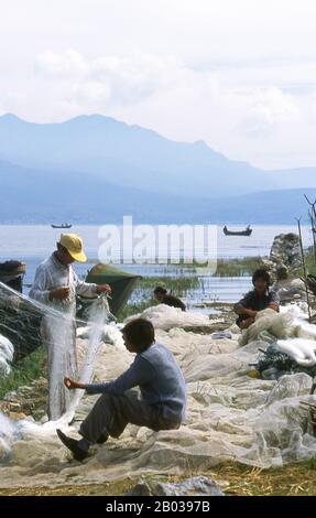 Le lac Erhai est le deuxième plus grand lac de la province du Yunnan. Son village principal, Caicun, est un labyrinthe de ruelles et de maisons de boue non pavées. Sur la rive est du lac se trouve le pittoresque village de Wase de Bai, et juste au large est L'île De Little Putuo (Xiao Putuo Dao), nommée pour la mythique maison de montagne de Guanyin, la Déesse chinoise de Compassion. Il y a une statue de la déesse, qui est dite pour protéger les eaux du lac, dans un temple sur l'île. Dali est l'ancienne capitale du royaume de Bai Nanzhao, qui a prospéré dans la région au cours des 8ème et 9ème siècles, et du Royaume de Dali, qui Banque D'Images