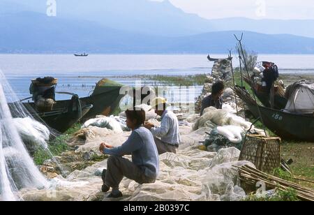 Le lac Erhai est le deuxième plus grand lac de la province du Yunnan. Son village principal, Caicun, est un labyrinthe de ruelles et de maisons de boue non pavées. Sur la rive est du lac se trouve le pittoresque village de Wase de Bai, et juste au large est L'île De Little Putuo (Xiao Putuo Dao), nommée pour la mythique maison de montagne de Guanyin, la Déesse chinoise de Compassion. Il y a une statue de la déesse, qui est dite pour protéger les eaux du lac, dans un temple sur l'île. Dali est l'ancienne capitale du royaume de Bai Nanzhao, qui a prospéré dans la région au cours des 8ème et 9ème siècles, et du Royaume de Dali, qui Banque D'Images