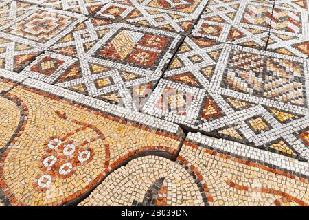 Un plancher décoratif en mosaïque à Chersonesos, une ancienne colonie grecque fondée il y a environ 2500 ans dans la partie sud-ouest des Penins de Crimée Banque D'Images