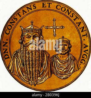 Constantine III (-411) était un général romain servant à Britannia au cours des dernières décennies de l'Empire romain occidental. Les provinces britanniques avaient vu un certain nombre de révoltes et d'usurpateurs monter et tomber, Et les armées stationnées là-bas ont finalement déclaré Constantin leur nouvel empereur en 407, en choisissant un leader nommé d'après le célèbre empereur Cosntantine I. Constantin III a traversé la Manche avec la majorité de ses troupes, laissant pratiquement la Grande-Bretagne sans défense, et s'est établi à Gaul. Il a été reconnu comme co-empereur par l'empereur Honorius en 408, et a élevé son propre fils Constans II Banque D'Images